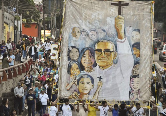 Feligreses salvadoreños recuerdan el legado del beato Romero a 38 años de muerte