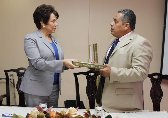 Atlas resume 4 siglos de la historia de Honduras