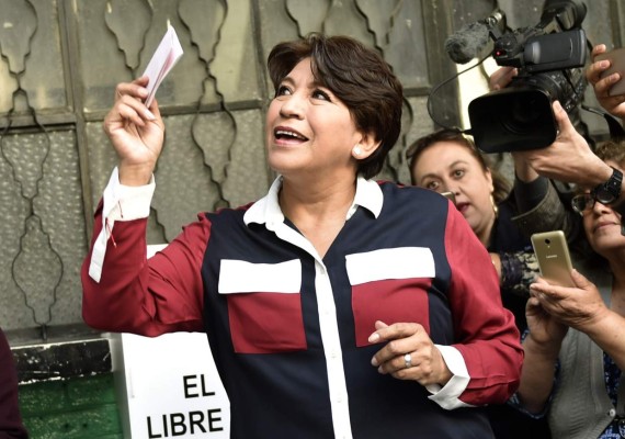 Mexico State candidate for governor for the National Regeneration Movement (MORENA) Delfina Gomez, votes at a polling station in Texcoco, Mexico State on June 4, 2017, during state election.Mexico's ruling party risks humiliation Sunday in President Enrique Pena Nieto's home state in a gubernatorial vote that could give a giant boost to leftist presidential hopeful Andres Manuel Lopez Obrador. / AFP PHOTO / PEDRO PARDO