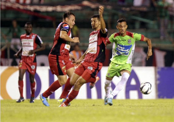 Espectacular remontada del Deportes Savio para complicar al Marathón