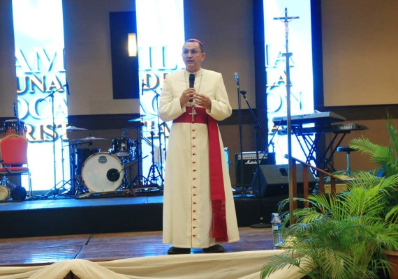 Ministerio cátolico Shekinah ofrece prédica