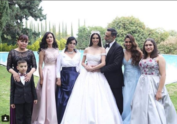 Marlene Favela y George SeelyLa bella actriz mexicana se casó hace unos días con el empresario australiano George Seely.