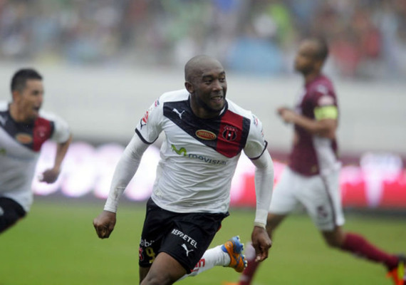 Jerry Palacios marca un nuevo doblete y rescata al Alajuelense