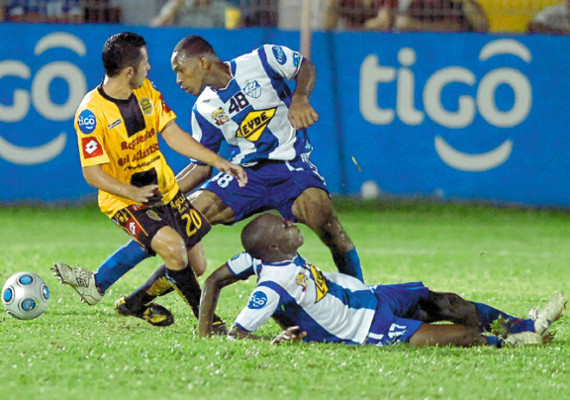 Victoria recupera la cima y se acerca a la clasificación