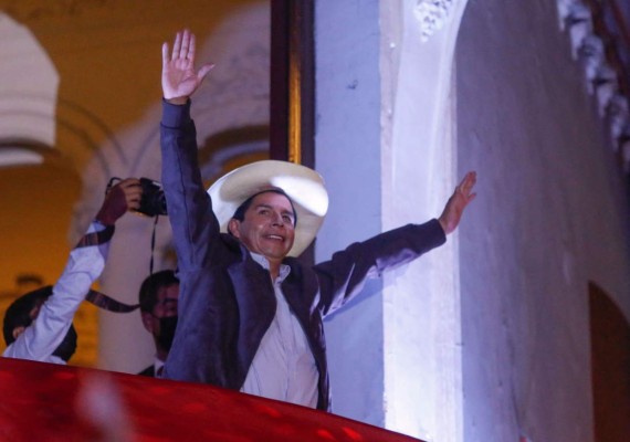 Castillo asume rol de presidente electo de Perú pese a falta de proclamación