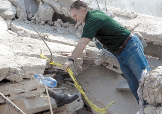 Con cámaras buscan sobrevivientes en escuela