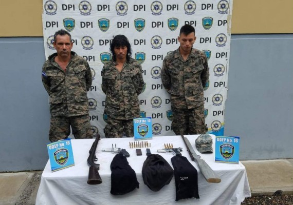 Cae banda con indumentaria militar, armas y pasamontañas en Santa Bárbara