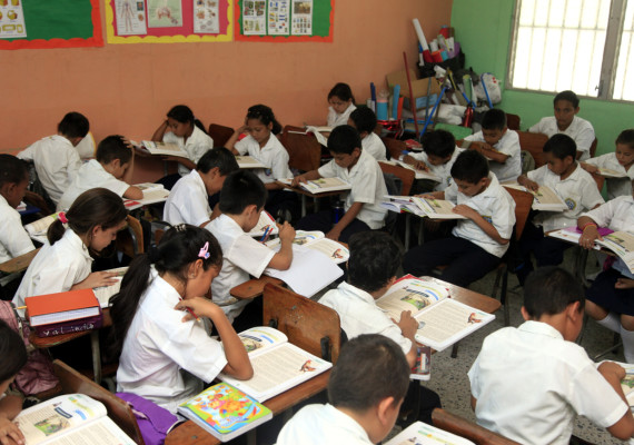 Sin merienda ni maestro, escuela cumple la jornada extendida