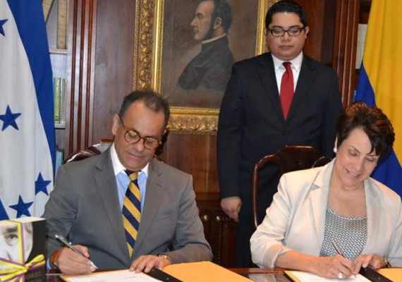 Honduras recibe libros de García Márquez donados por Colombia