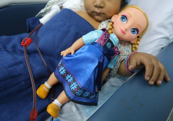 Niña con problemas renales urge un catéter para continuar la diálisis