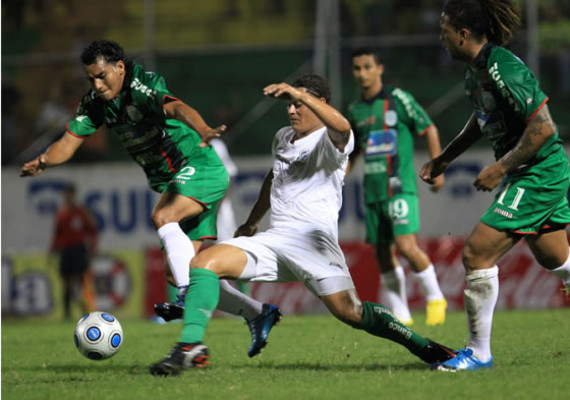 Platense le estrena la corona al campeón