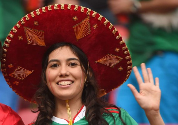 Ellas roban las miradas en partidos de México, Brasil y Chile