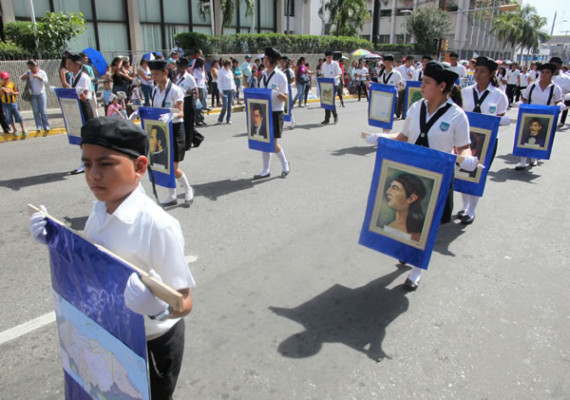 Colorida fiesta cívica en honor a Honduras