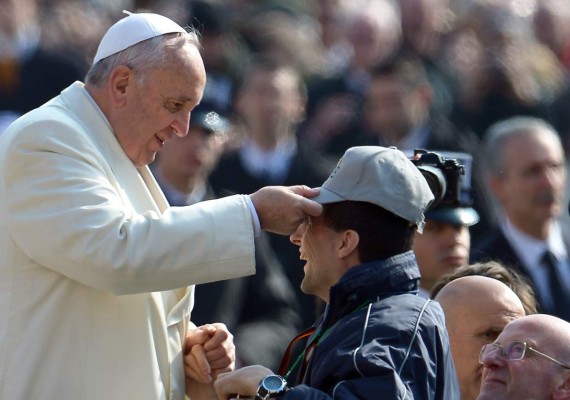 Handout picture released by the Colombian Police showing authorities taking Colombia's former national football team player Jhon Viafara's fingerprints before his extradition to the United States, in Bogota, on January 23, 2020. - Colombian former national football team player Jhon Viafara was extradited to the United States on January 23, 2020, where he is required after being accused of drug trafficking. Viafara has charges for manufacture and distribution of cocaine to the United States. (Photo by HO / Colombian Police / AFP) / RESTRICTED TO EDITORIAL USE - MANDATORY CREDIT 'AFP PHOTO / COLOMBIAN POLICE' - NO MARKETING NO ADVERTISING CAMPAIGNS - DISTRIBUTED AS A SERVICE TO CLIENTS