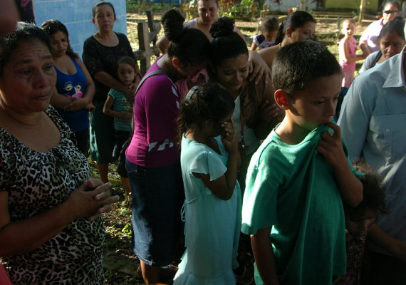 Sepultan a los dos bebés muertos en voraz incendio