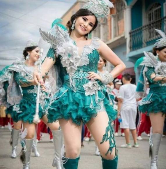 Jasuary Morán de 17 años de edad es estudiante del Instituto Tecnológico Teodoro Rodas, en el oriente de Honduras. Su belleza es cautivante.