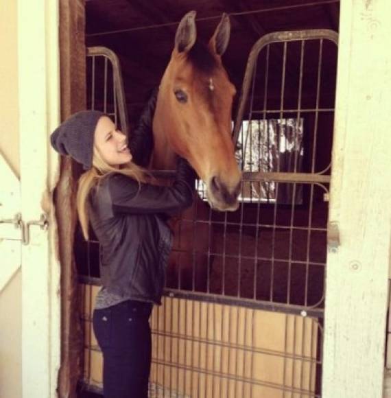 Antes de aventurarse a actuar, a Halston le encantaba montar a caballo . En una publicación de Instagram de julio de 2013, la nativa de Los Ángeles compartió que ella 'creció montando caballos'.
