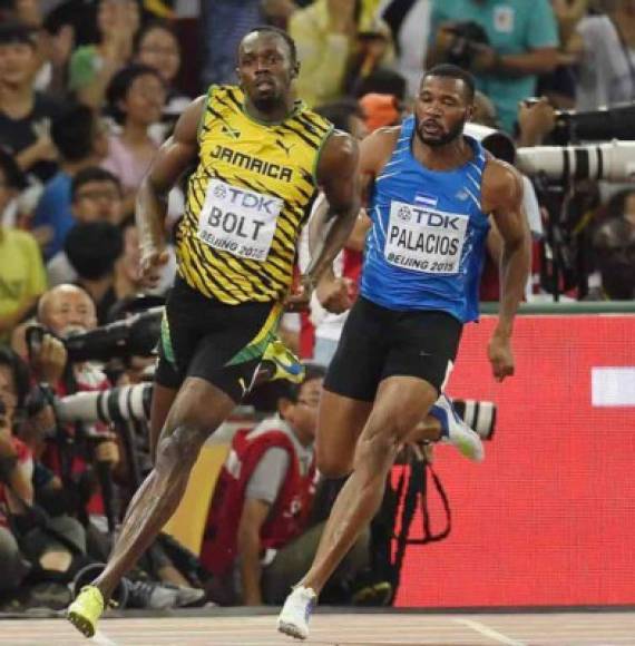 El velocista hondureño Rolando Palacios junto a Usain Bolt, el hombre más veloz del mundo.