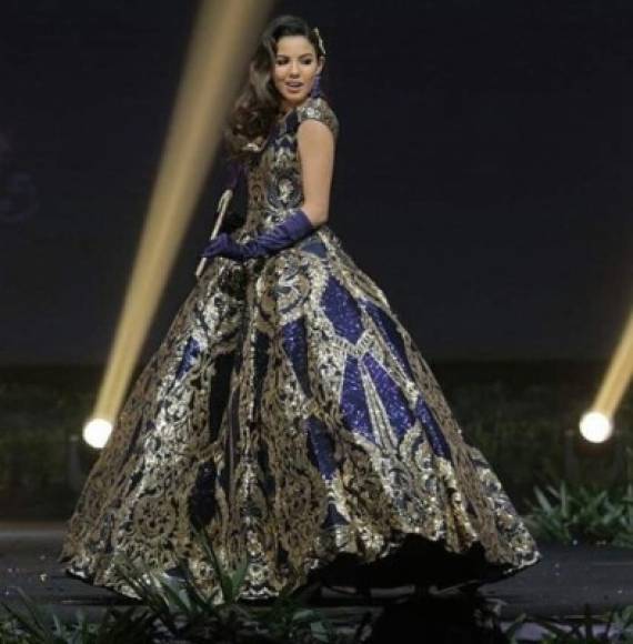 Villars también desfiló en el National Costume Show de Miss Universo.