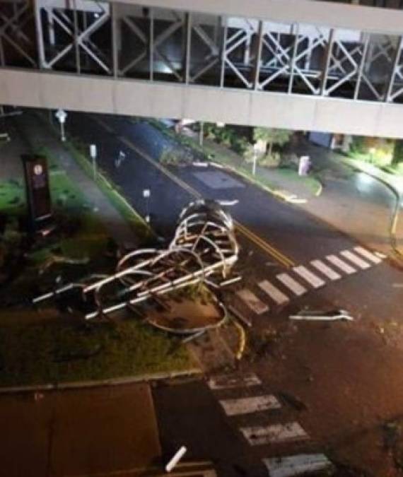 Algunas de las imágenes enviadas por telespectadores a las cadenas de televisión o publicadas en redes sociales muestran una torre de comunicaciones en el centro de la ciudad de Lake Charles (Luisiana) colapsada y partida en dos.