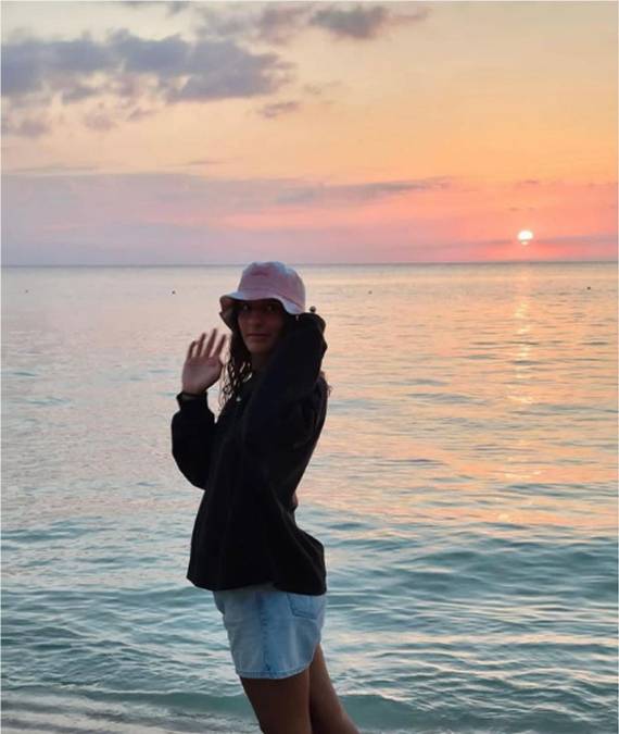 Iara Troglio también disfrutó del atardecer en las playas de Roatán.