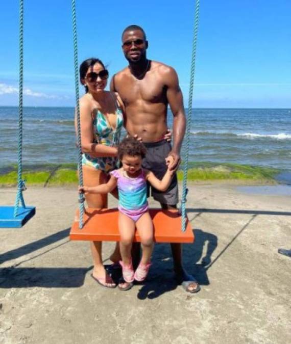 Yustin Arboleda: El atacante colombiano junto a su esposa la venezolana Paula Vivas y su adorada hija disfrutaron de las playas de Tela.