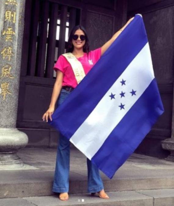 <br/>'Qué felicidad, qué honor', comentó Scarlett en sus redes sociales al levar con orgullo la bandera de Honduras a todos los eventos oficiales que realizan<br/>en Taiwán, como parte del Miss Global Charity Queen 2018.