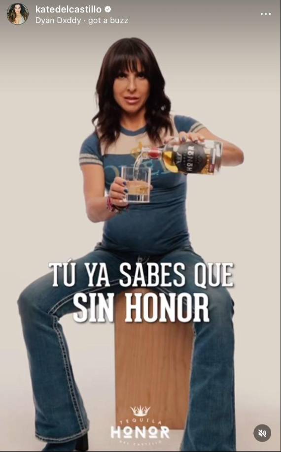 Sin embargo, lo que más atrajo miradas fue que <b>se dejó ver con una misteriosa pancita</b>, la cual provocó toda clase de rumores y es que fans llenaron el hilo de comentarios de preguntas y mensajes sobre un posible embarazo.