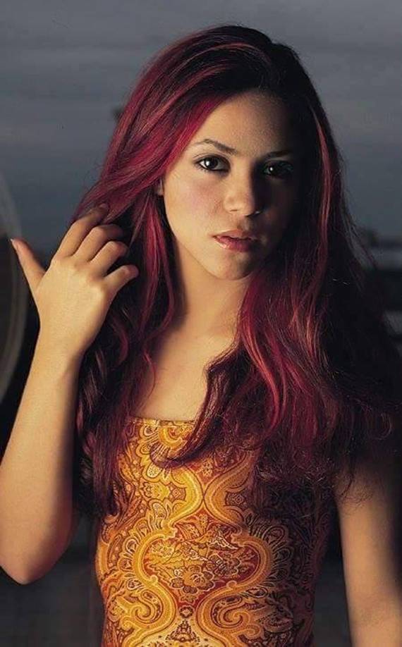 Uno de los procedimientos estéticos a los que Shakira se sometió fue una rinoplastia. En el caso de la colombiana, se estima que gastó alrededor de 7000 euros en esta intervención. 