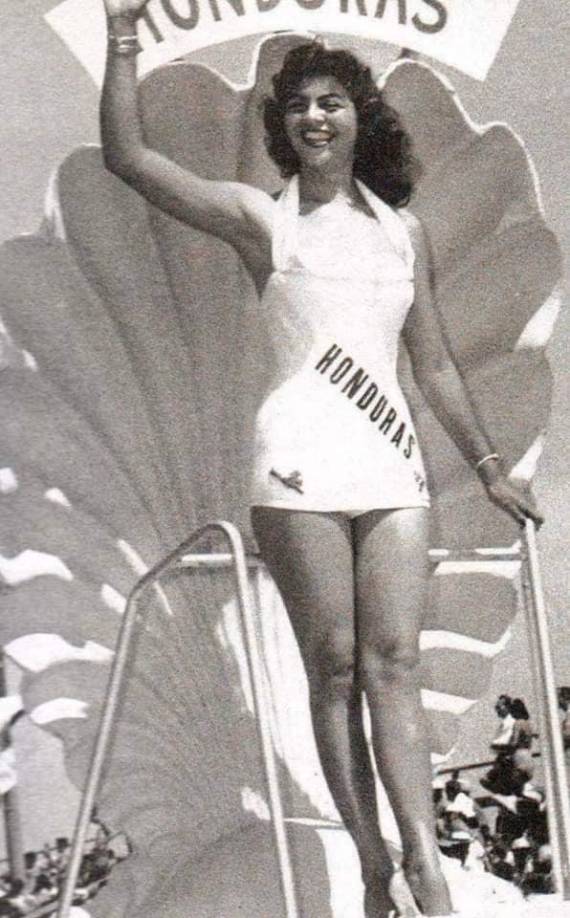 La catracha deslumbró a todos con su figura y belleza. 