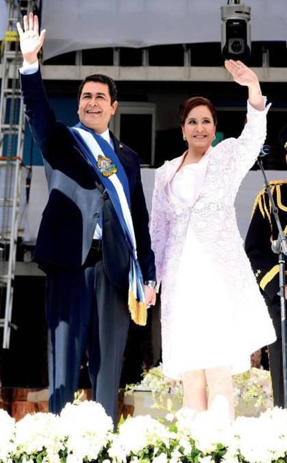 La limitación de recursos económicos se agrava por la incautación de propiedades y bienes que la pareja experimentó. García explicó, “Acuérdese que a nosotros nos incautaron nuestras propiedades, incautaron lo que teníamos, esa es nuestra realidad.”