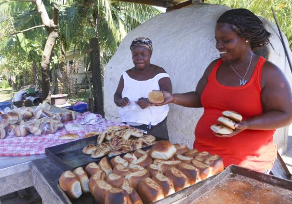 También son un deleite el sabroso pan de coco y otros productos que elaboran a base de mariscos, coco, plátano y yuca que ellos mismos cultivan.