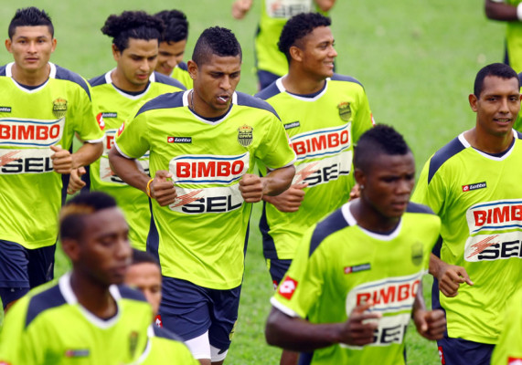 Costly, descartado para debutar ante el Victoria