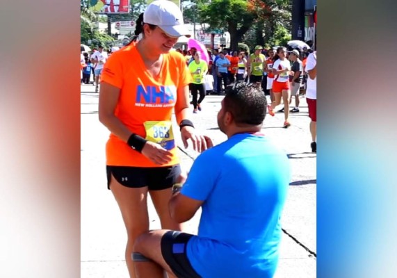Espera que su novia termine la maratón para pedirle matrimonio