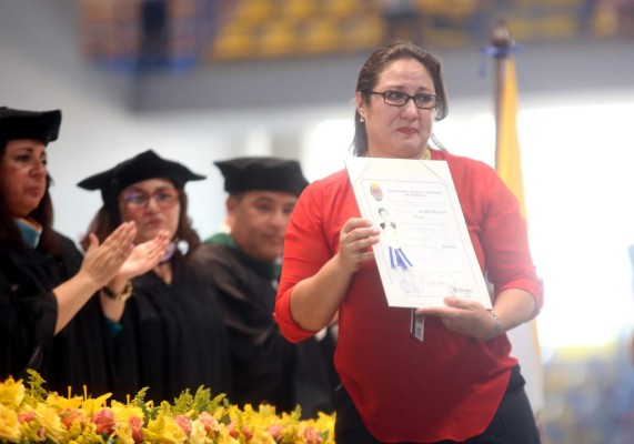 Alrededor de 1,200 nuevos profesionales se gradúan de varias carreras en la Unah