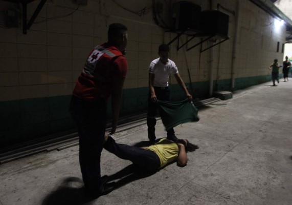 Tres heridos y patrulla destruida por disturbios en el Morazán