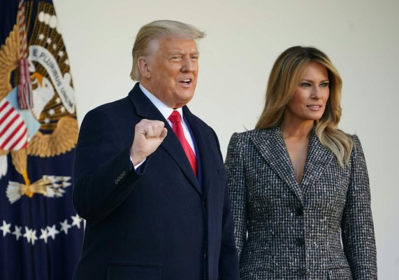 Trump celebra nuevo récord del Dow Jones al superar los 30,000 puntos