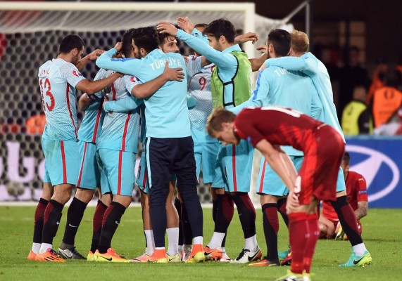 Turquía mantiene vivo el sueño de los octavos de final