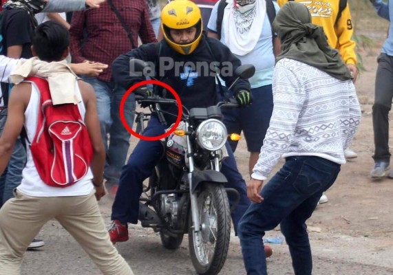 Hombre en moto dispara contra policías en manifestación de la Alianza