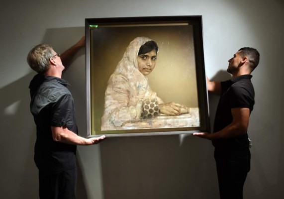 Subastan retrato de Malala por 102.500 dólares a favor de niñas en Nigeria﻿