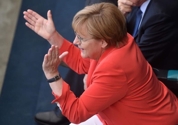 Una Merkel mucho más delgada celebra la goleada de Alemania