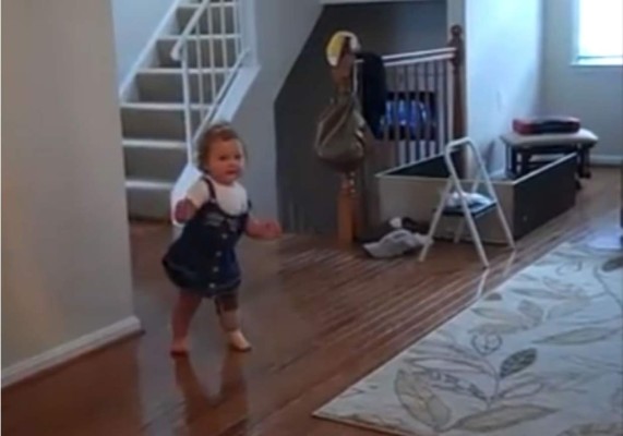 Niña emociona las redes al dar sus primeros pasos con una pierna ortopédica