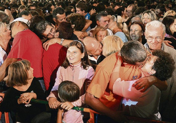 7 mil parejas se besaron simultáneamente