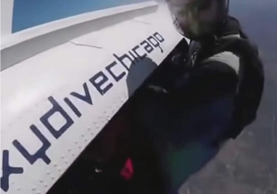 El dramático choque de dos paracaidistas en el aire