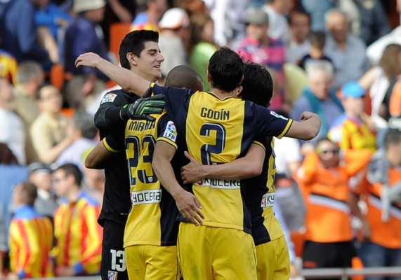 El Atlético queda muy cerca del título con triunfo importante en Valencia