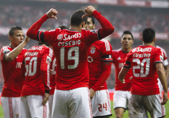 Benfica rinde homenaje a Eusébio ganando el clásico al Porto