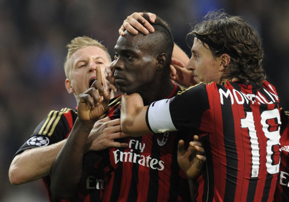 Un polémico penal y Balotelli dan un punto al Milán en el descuento