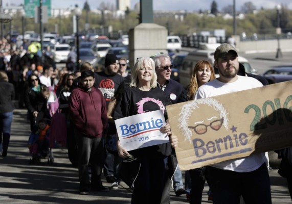 Supporters line up before rally for Democratic presidential candidate Bernie Sanders at Safeco Field in Seattle on March 25, 2016. / AFP / Jason Redmond
