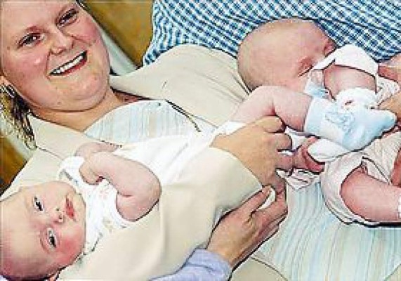 La primera bebé probeta da a luz a su primer hijo