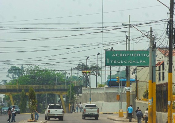 Siguen cancelando vuelos en Toncontín